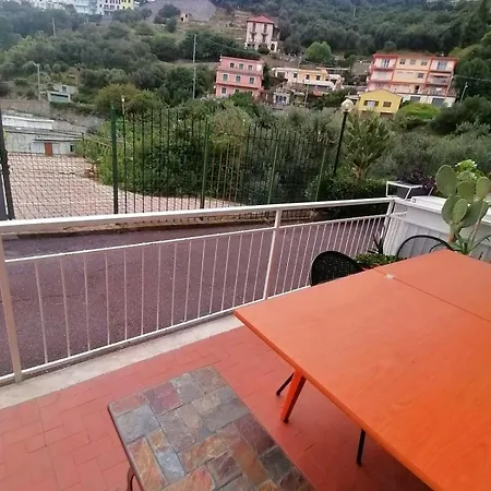 Con Terrazza Vista Panoramica Rum i privatbostad Alassio